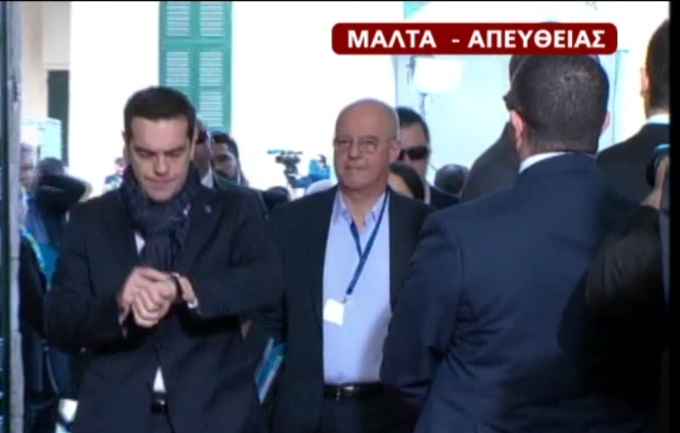 Βιαστικός, κοιτώντας το ρολόι ο Τσίπρας στη Μάλτα - Δεν έκανε δηλώσεις - ΒΙΝΤΕΟ