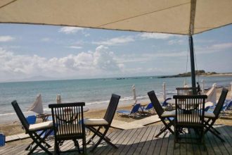 Ομπρέλες και ξαπλώστρες στο Αρκούδι!