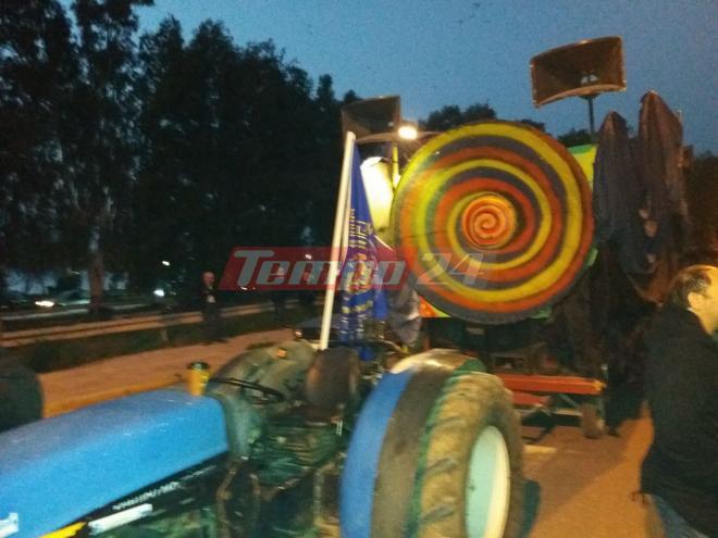 Ακούσατε ακούσατε... το άρμα του Τελάλη του Καρναβαλιού στο συλλαλητήριο για τον Τσίπρα! ΦΩΤΟ