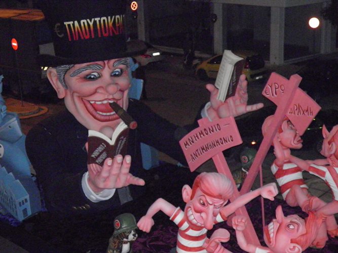 Πατρινό Καρναβάλι: Στ άρματα ... τη νύχτα η πόλη! Στους κεντρικούς δρόμους η πλουτοκρατία και τα μνημόνια! ΔΕΙΤΕ ΦΩΤΟΓΡΑΦΙΕΣ