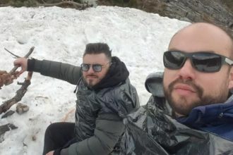 Δυο φίλοι από την Πάτρα σούβλισαν αρνί στον χιονισμένο Όλυμπο