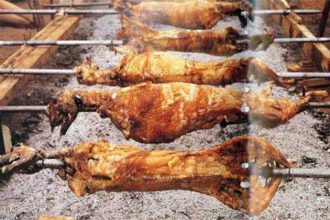 Αρνί στη σούβλα: Τα μυστικά για το τέλειο ψήσιμο