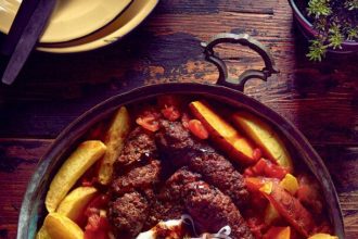 Κεμπάπ αρνίσια και κοκκινιστά με ανάμεικτες πατάτες φούρνου