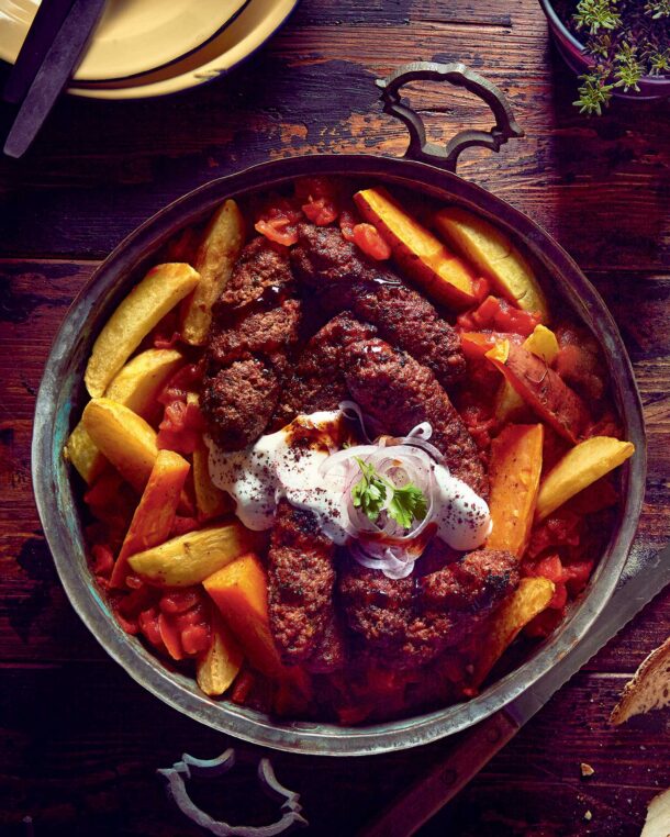 Κεμπάπ αρνίσια και κοκκινιστά με ανάμεικτες πατάτες φούρνου