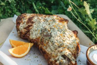 Αρνίσιο μπούτι με γιαούρτι και κάρδαμο