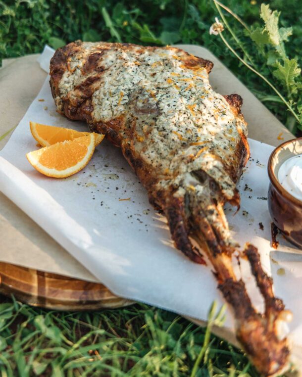 Αρνίσιο μπούτι με γιαούρτι και κάρδαμο