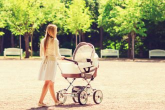 Πρώτη βόλτα με το μωρό; Οι χρυσοί κανόνες που πρέπει να ακολουθήσεις