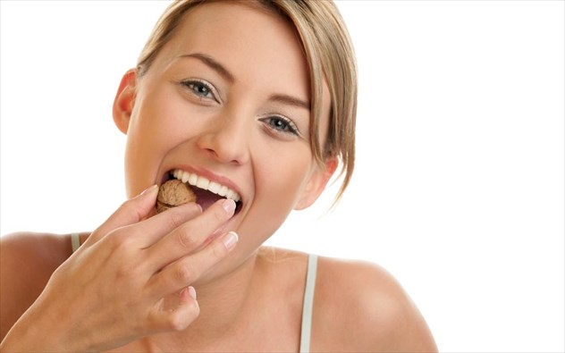 Οι ειδικοί μίλησαν: Αυτές είναι οι τροφές που θα σε κάνουν χαρούμενη!