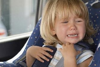 Έτσι θα ηρεμήσετε το μωρό που κλαίει στο αμάξι!