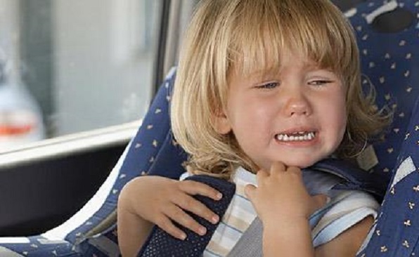 Έτσι θα ηρεμήσετε το μωρό που κλαίει στο αμάξι!