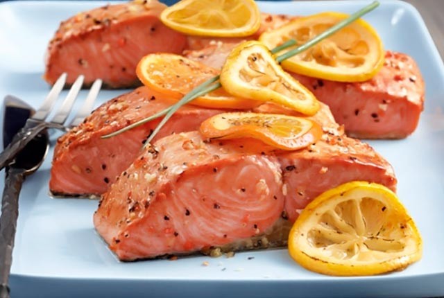 Συνταγή για το πιο καλοκαιρινό diet φαγητό: Σολωμός με πορτοκάλι