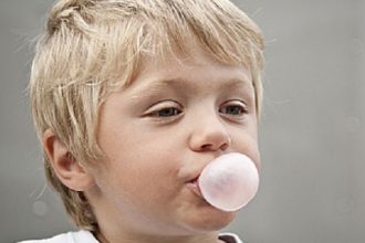 Αυτή είναι η κατάλληλη ηλικία για να μασήσει το παιδί σου τσίχλα