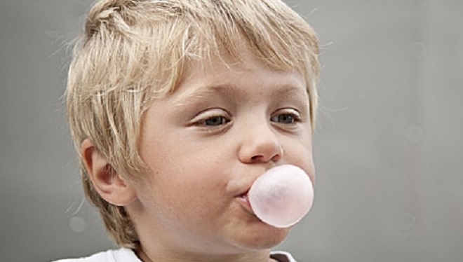 Αυτή είναι η κατάλληλη ηλικία για να μασήσει το παιδί σου τσίχλα