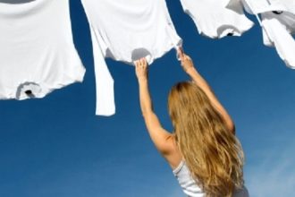 Αυτό είναι το κόλπο για να εξαφανιστεί ο λεκές από ιδρώτα!