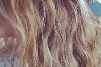 DIY: Δύο σπρέι με αλατόνερο για λαμπερά μαλλιά!