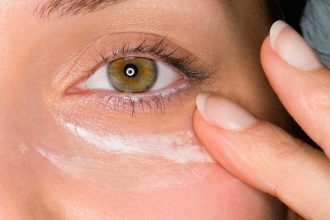 Η κορυφαία αισθητικός των stars εξηγεί γιατί δεν πρέπει να βάζουμε κρέμα ματιών το βράδυ