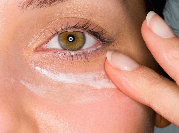 Η κορυφαία αισθητικός των stars εξηγεί γιατί δεν πρέπει να βάζουμε κρέμα ματιών το βράδυ
