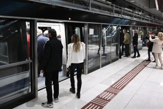 Μετρό στη Θεσσαλονίκη: H ιστορική στιγμή που ξεκινά ο πρώτος συρμός – Γεμάτα με κόσμο τα βαγόνια