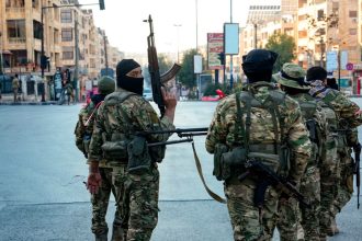 Συρία: Αντάρτες γκρεμίζουν άγαλμα του αδερφού του Άσαντ στο Χαλέπι - Δείτε βίντεο