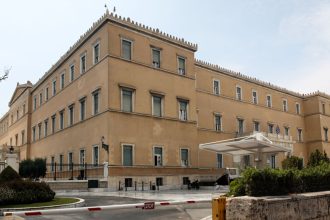 Φρίκη από τις καταγγελίες της συζύγου του αστυνομικού της Βουλής - Την ανάγκαζε με σωματική βία να ασελγεί στα παιδιά τους