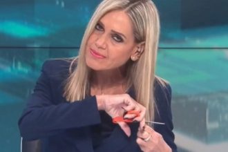 Δημοσιογράφος της ΕΡΤ3 έκοψε τα μαλλιά της στον αέρα για τις γυναίκες του Ιράν (ΒΙΝΤΕΟ)