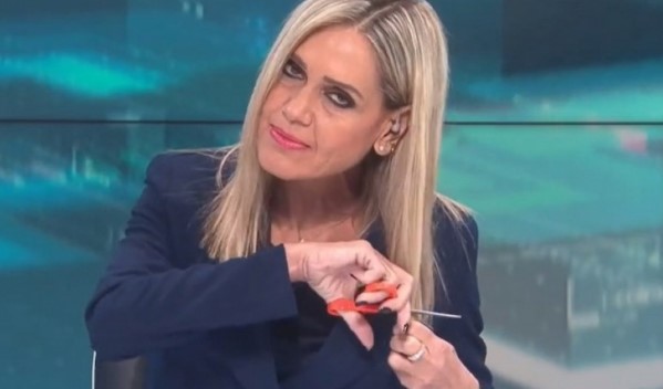 Δημοσιογράφος της ΕΡΤ3 έκοψε τα μαλλιά της στον αέρα για τις γυναίκες του Ιράν (ΒΙΝΤΕΟ)