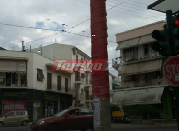 "Εντυσαν" κολόνα της ΔΕΗ με πλαστικό ΦΩΤΟΓΡΑΦΙΕΣ