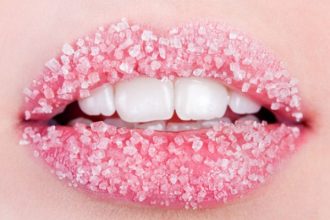 Πανεύκολο lip scrub με γεύση αμυγδάλου