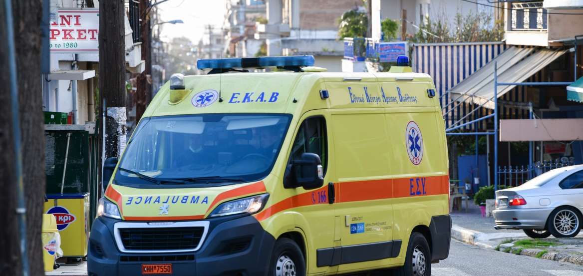 Σφοδρή σύγκρουση στην Πατρών Κλάους - Τραυματίστηκε δικυκλιστής (ΦΩΤΟ)