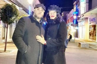 Προπηλάκισαν τον αστυνομικό της Βουλής κατά τη μεταφορά του στον Εισαγγελέα Τρίπολης - Ατάραχος και χαμογελαστός οδηγήθηκε στα δικαστήρια (ΒΙΝΤΕΟ)