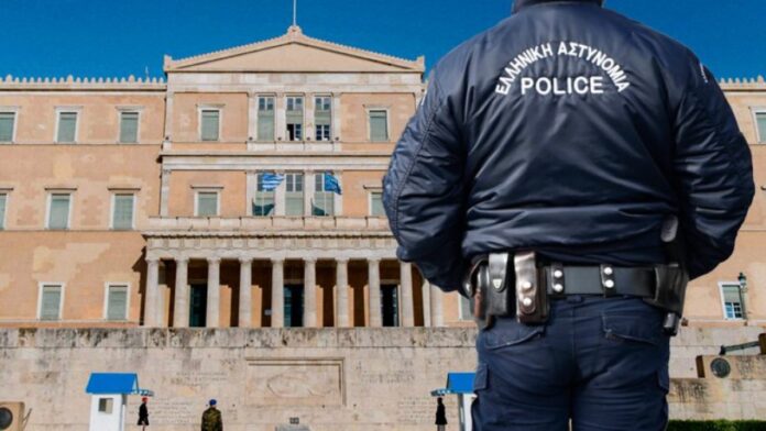 Αρνείται τις κατηγορίες ο 35χρονος αστυνομικός της Βουλής: «Είμαι αθώος και στερούμαι άδικα το παιδί μου»