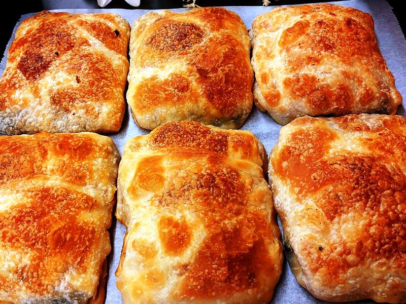 Ατομικές σπανακοτυρόπιτες για το σχολείο