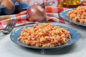 Αυγά με ντομάτα και κρεμμύδια από την Κω (Εβραίικο)