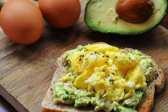 Καθαρή τροφή: Αβοκάντο με ομελέτα