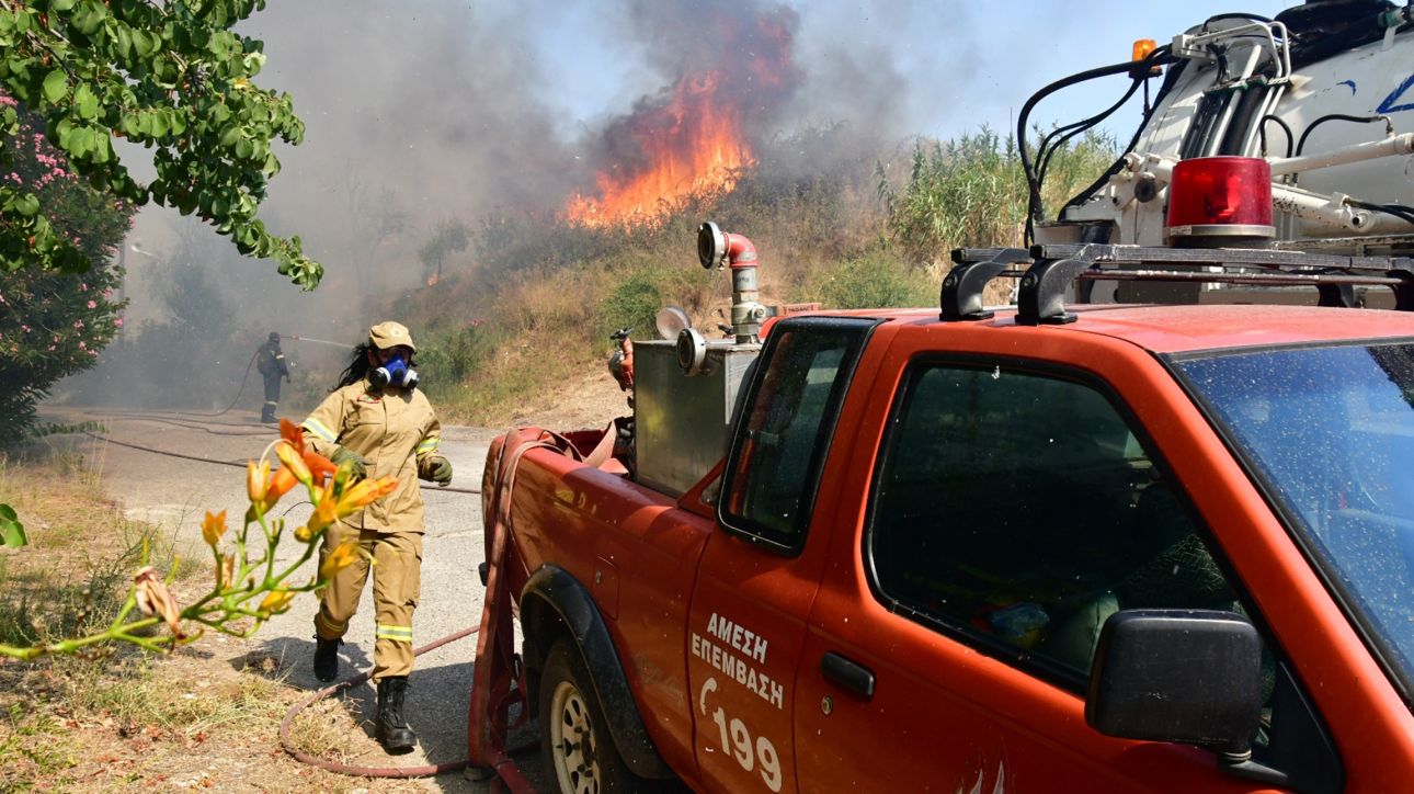Φωτιά στον Νέο Ερινεό Αιγιαλείας - Σηκώθηκε ελικόπτερο, 42 πυροσβέστες στο σημείο (ΝΕΟΤΕΡΑ)