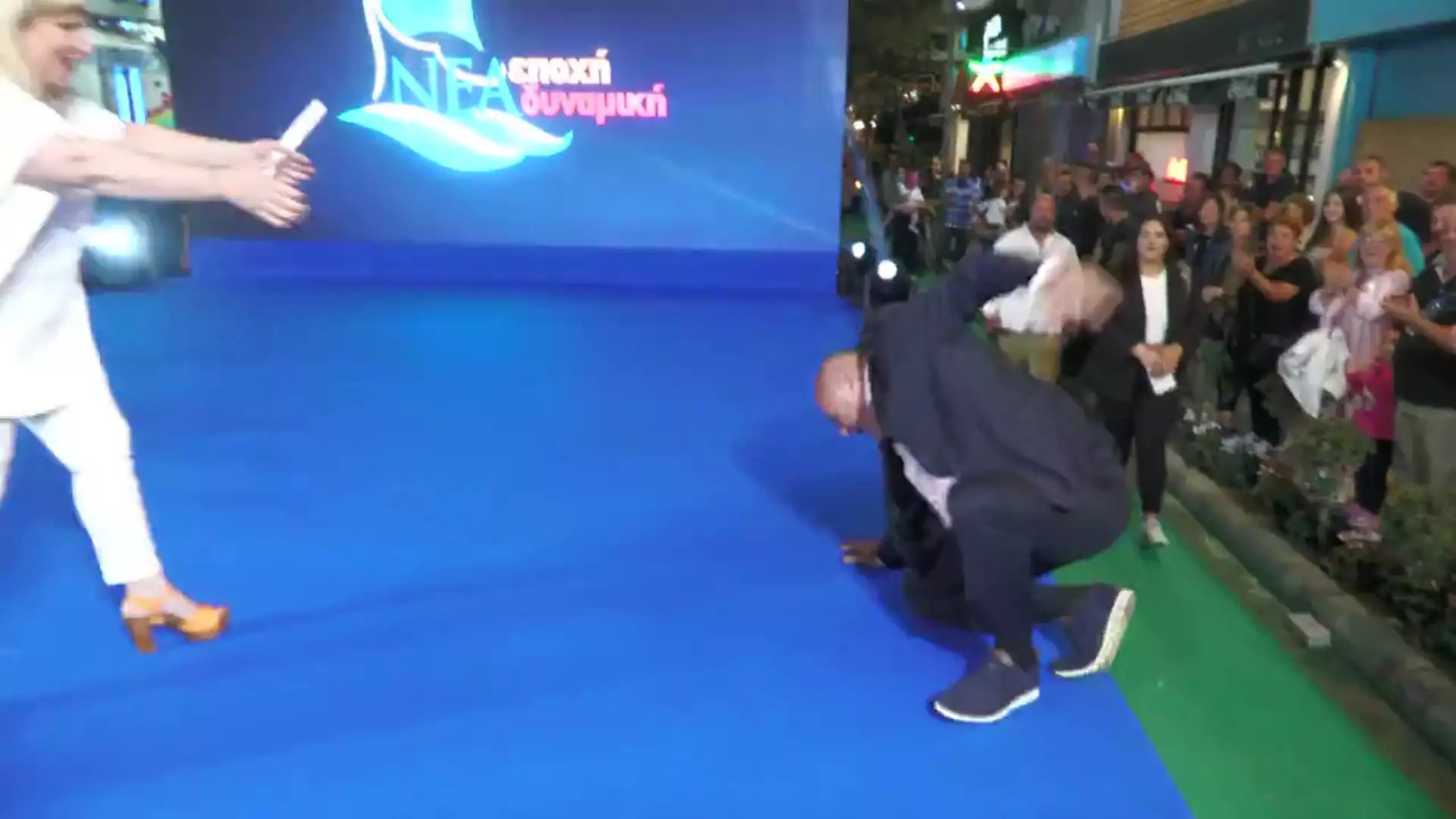 Απρόοπτο για τον Αχιλλέα Μπέο - Έπεσε ανεβαίνοντας στην εξέδρα για την ομιλία του στον Βόλο!