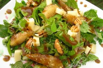 Σαλάτα με τηγανιτά αχλάδια και καπνιστό Βερμίου