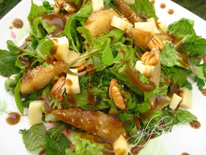 Σαλάτα με τηγανιτά αχλάδια και καπνιστό Βερμίου