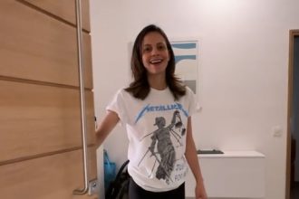 Αχτσιόγλου: Η πρώτη της εμφάνιση στο TikTok με μπλουζάκι «Metallica» και χαλαρή διάθεση