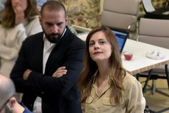 Έγκυος η Έφη Αχτσιόγλου, περιμένουν παιδί με τον Δ. Τζανακόπουλο