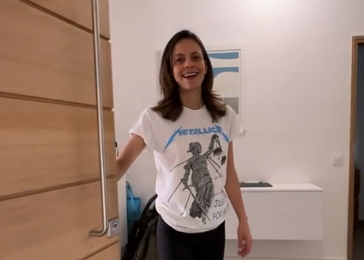 Αχτσιόγλου: Η πρώτη της εμφάνιση στο TikTok με μπλουζάκι «Metallica» και χαλαρή διάθεση