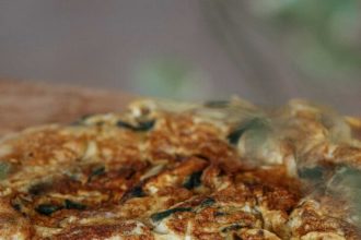 Αυγά ομελέτα με φρέσκα κρεμμυδάκια