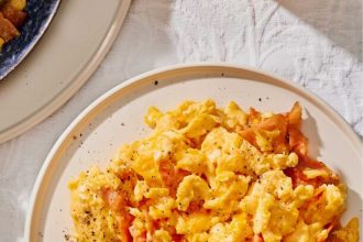 Αυγά σκραμπλ με τσένταρ και καπνιστό ζαμπόν