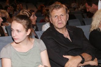 Η κόρη του Απόστολου Γκλέτσου είναι σκηνοθέτης: Η πρώτη τους συνεργασία και το artistic προφίλ της