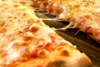 Πώς θα φτιάξεις εύκολα σπιτική πίτσα