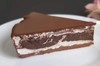 Γλυκό ψυγείου με τυρί κρέμα, σοκολάτα και γκοφρέτες