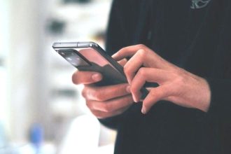 Καμπουριάζετε βλέποντας κινητό; Διορθώστε την κακή στάση σώματος σε 10΄