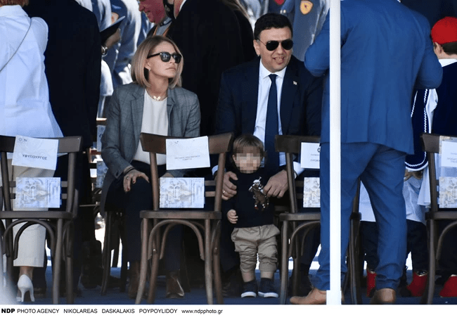 Κικίλιας και Μπαλατσινού στην παρέλαση με τον γιο τους