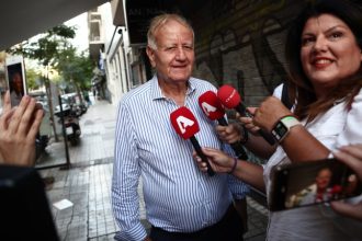 Ο πατέρας του Κασσελάκη καλεί τα στελέχη να χειροκροτήσουν! ΒΙΝΤΕΟ