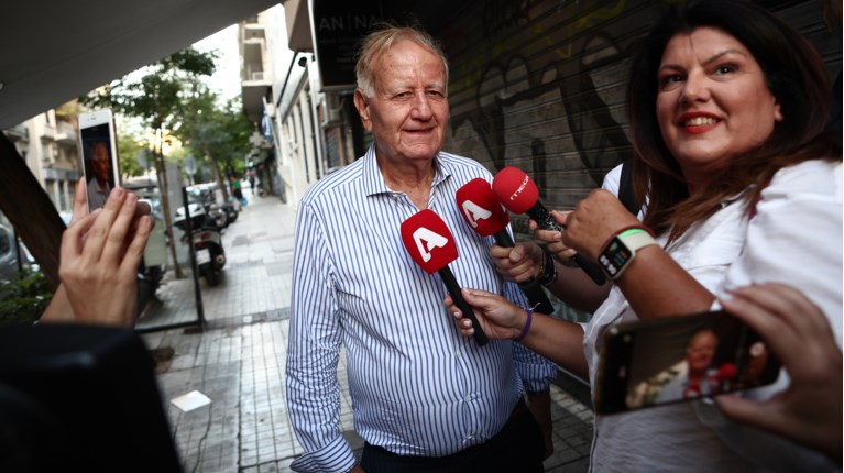 Ο πατέρας του Κασσελάκη καλεί τα στελέχη να χειροκροτήσουν! ΒΙΝΤΕΟ